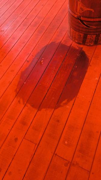 Décapage d'un sols bois sur montpellier et enlèvement de traces de chewing-gum et fléchage 